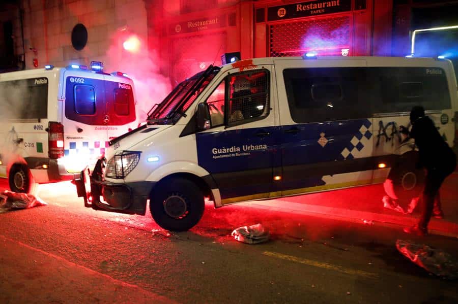 Manifestantes atacan la comisaría de la Guardia Urbana en las Ramblas