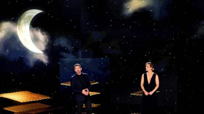 El actor Antonio Banderas (i) y la periodista María Casado, al término de la gala de la 35 edición de los Premios Goya