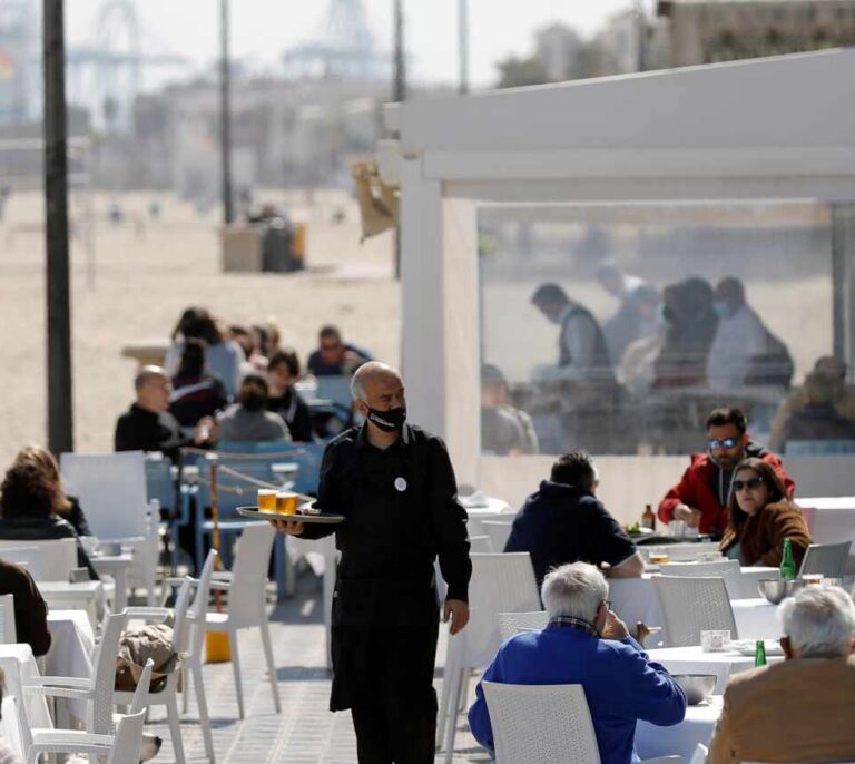 Valencia permitirá abrir hasta las 22 h a la hostelería y los comercios: "Pido un último esfuerzo"