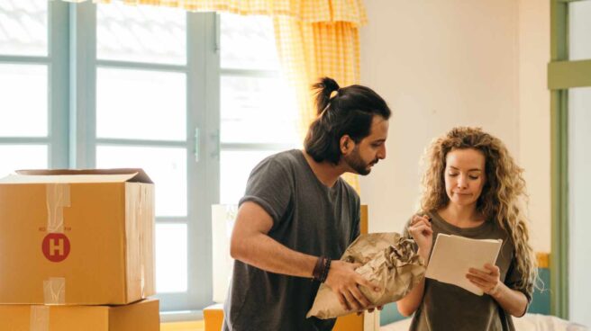 Deducciones por alquiler según la comunidad autónoma en la que vivas Dos jóvenes hacen las cuentas de su vivienda