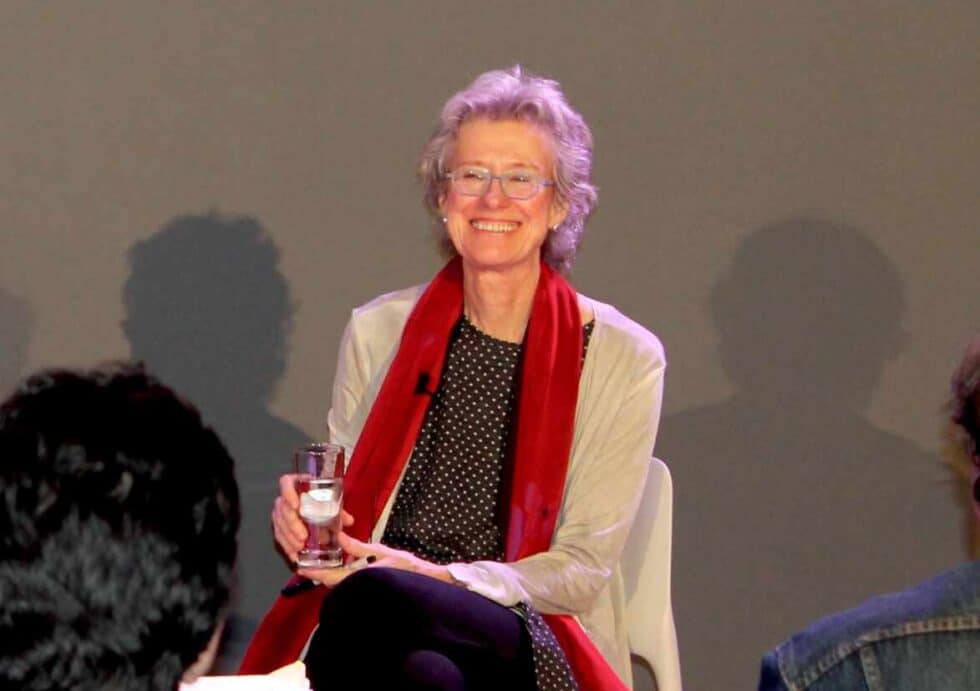 Arlie Hochschild sonriendo en un seminario universitario