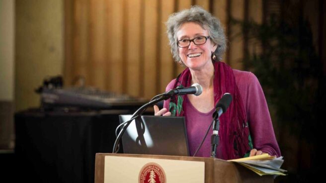 La socióloga candiente Arlie Hochschild dando un discurso