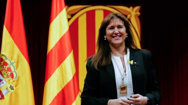 Laura Borràs de JxCat posa en su silla de la Mesa en el hemiciclo tras ser elegida nueva presidenta de la cámara catalana