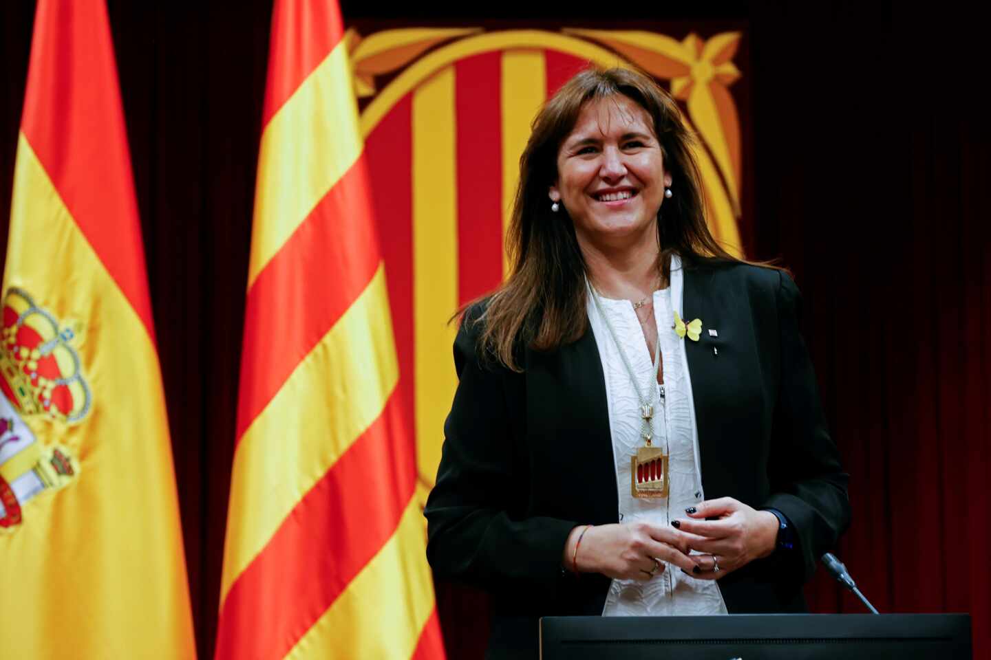 Laura Borràs de JxCat posa en su silla de la Mesa en el hemiciclo tras ser elegida nueva presidenta de la cámara catalana