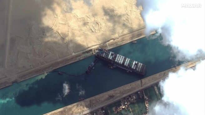 Una foto satélite del buque encallado Ever Given en el Canal de Suez. Una foto satélite del buque encallado Ever Given en el Canal de Suez.