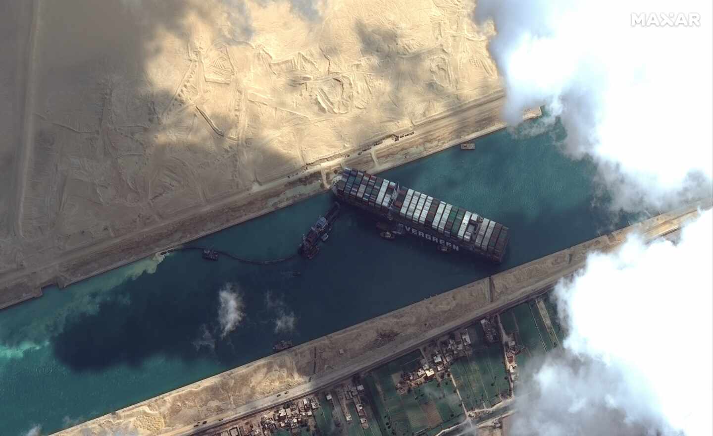 Una foto satélite del buque encallado Ever Given en el Canal de Suez.