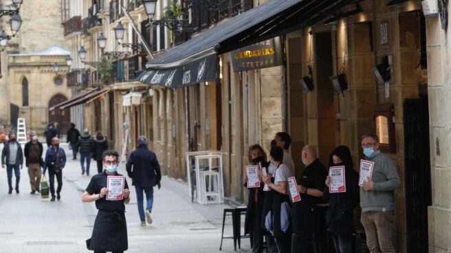 Trabajadores de un restaurante de San Sebastián participan en un paro para exigir más ayudas para el sector.