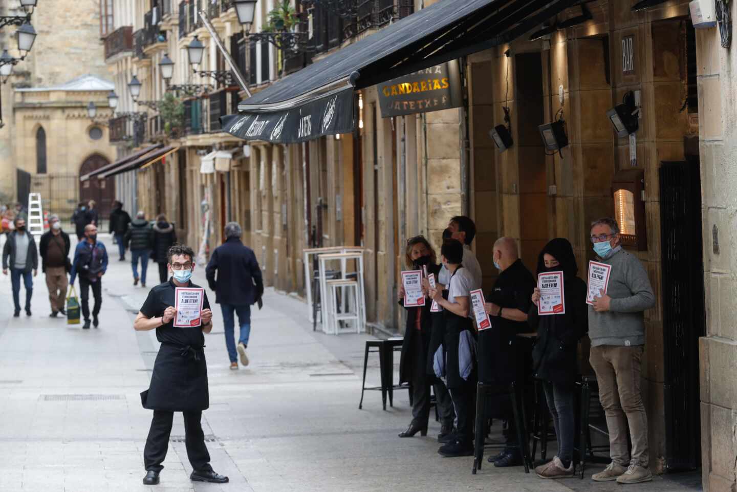 Trabajadores de un restaurante de San Sebastián participan en un paro para exigir más ayudas para el sector.