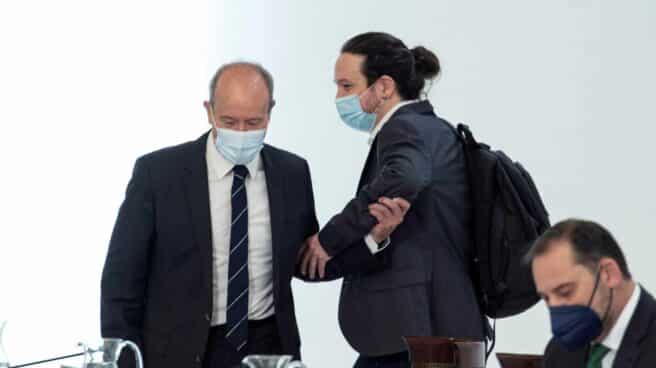Juan Carlos Campo y Pablo Iglesias, en el Consejo de Ministros.