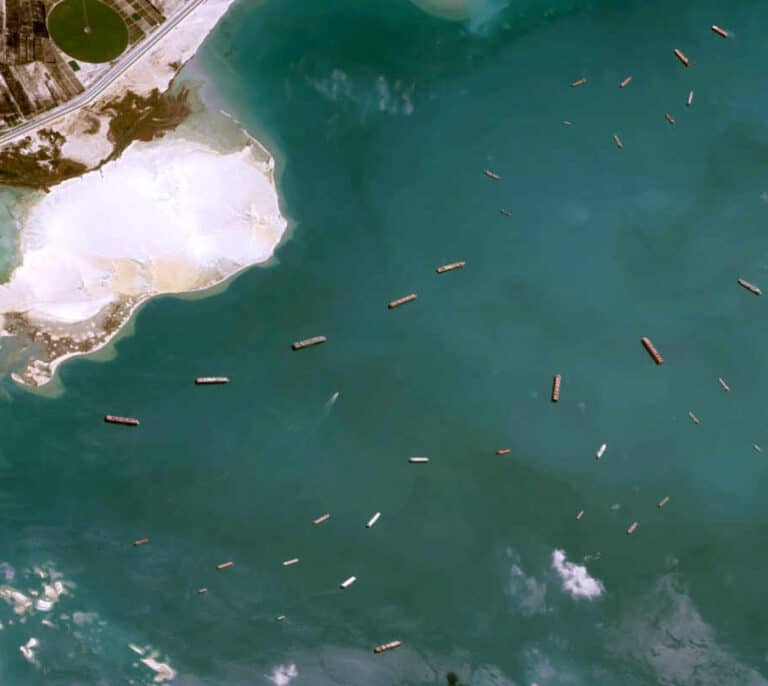 El atasco de barcos en el Canal de Suez