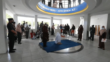 Flagelan a unas mujeres en Indonesia como castigo por beber alcohol o mantener relaciones sexuales