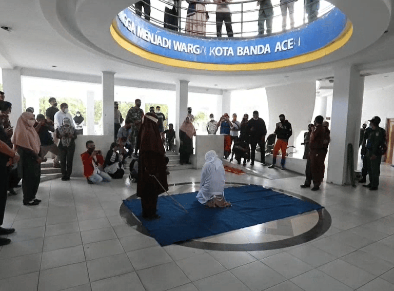 Flagelan a unas mujeres en Indonesia como castigo por beber alcohol o mantener relaciones sexuales