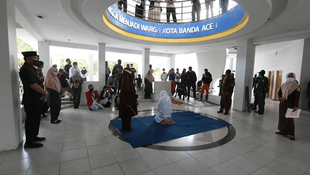 Flagelados en público en Indonesia por incumplir la ley sharia.