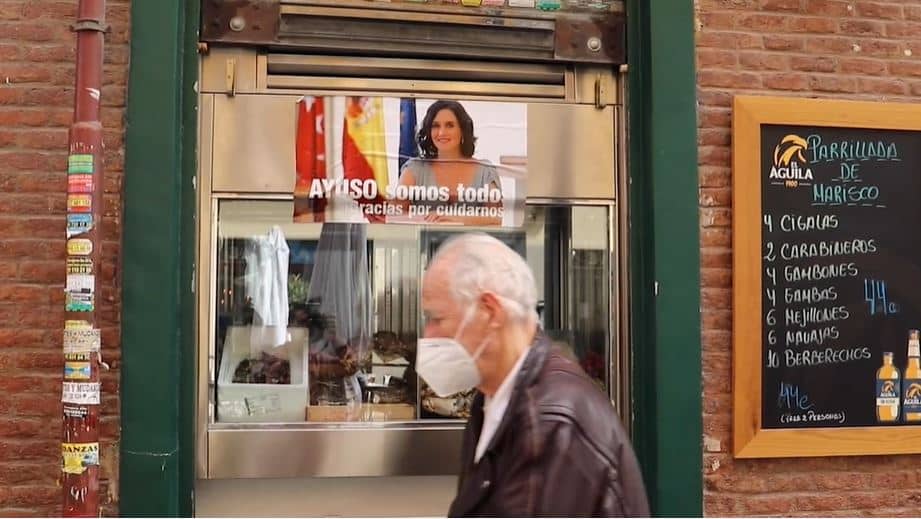 Cartel de 'Ayuso somos todos' en la calle Ponzano.