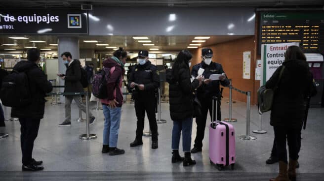 Estas son las nuevas zonas y municipios con restricciones en Madrid Controles policiales en la estación de Atocha (Madrid).