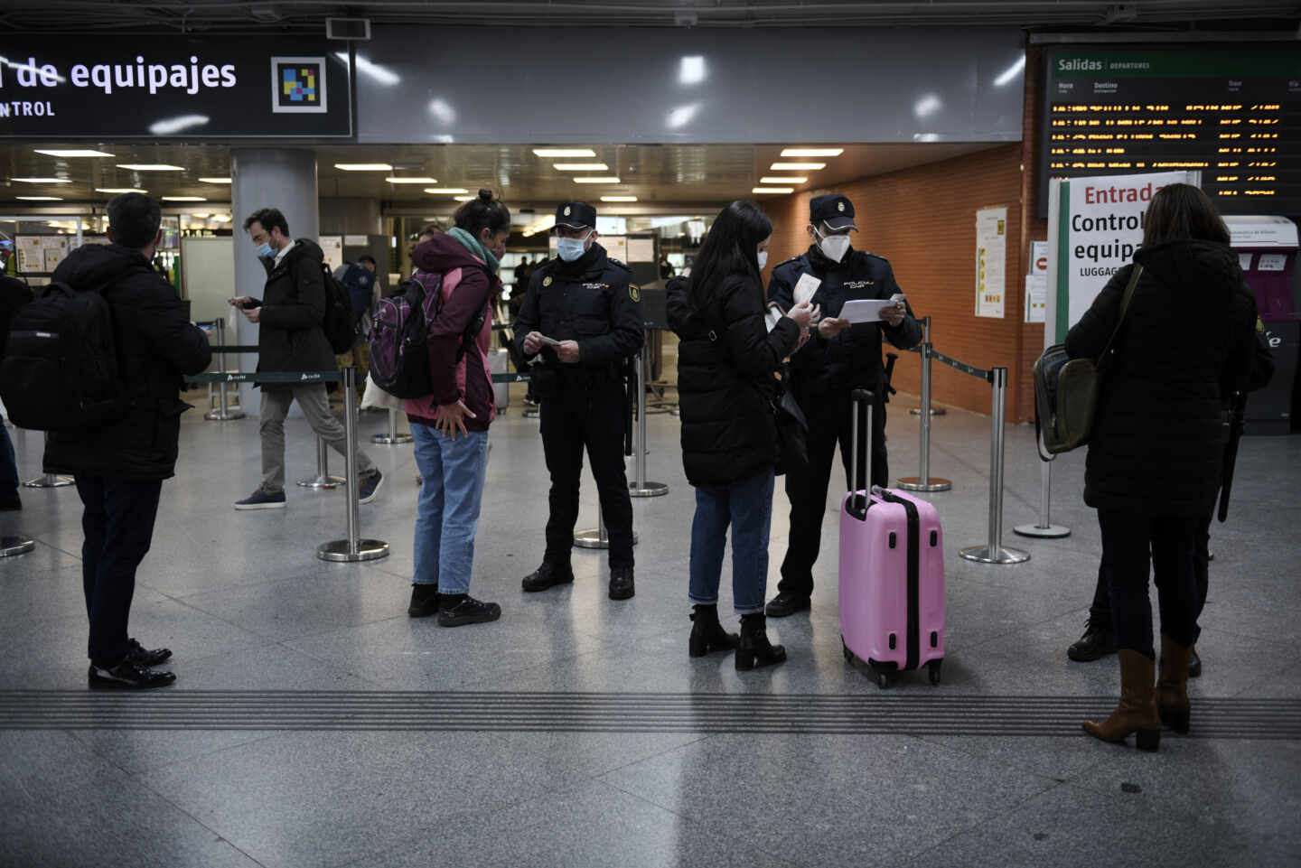 Controles policiales en la estación de Atocha (Madrid).