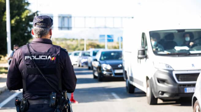 Un policía controlando el tráfico