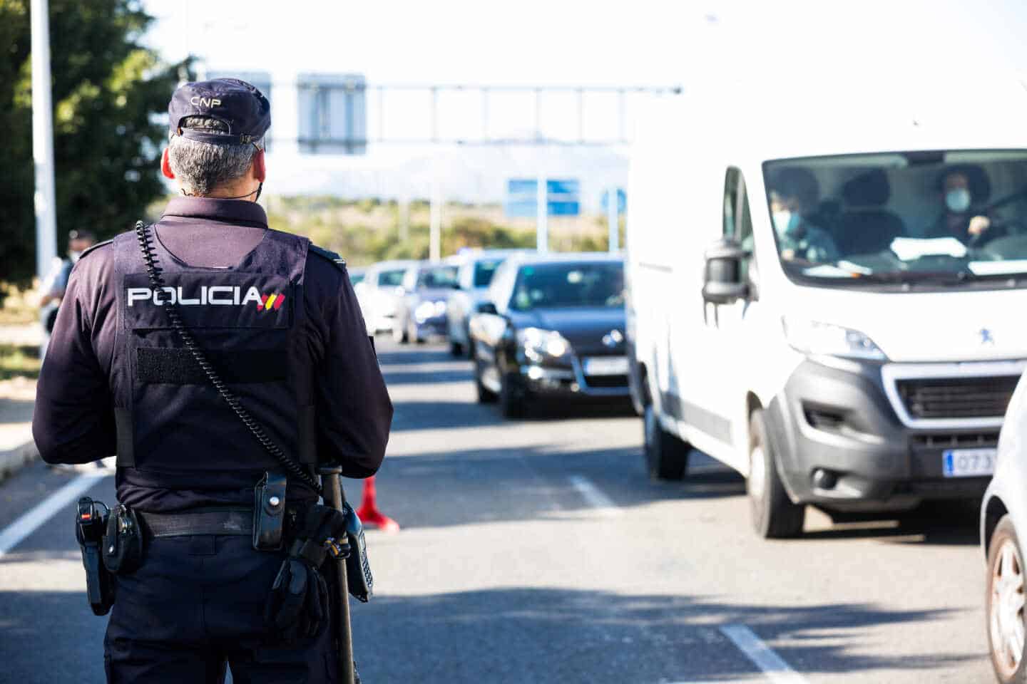 Un policía controlando el tráfico