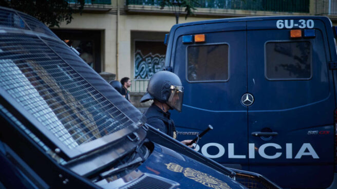 Dos furgones de la Policía Nacional