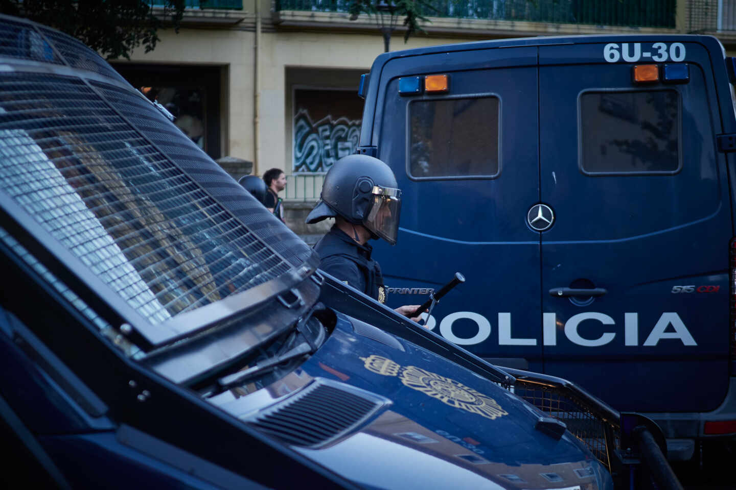 Dos furgones de la Policía Nacional