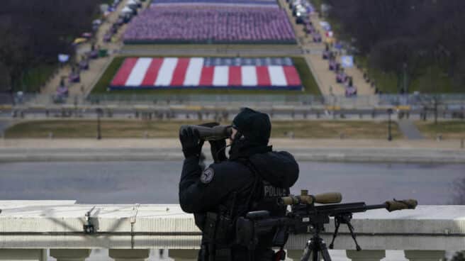 Un policía vigila las inmediaciones al Capitolio en la toma de posesión de Joe Biden