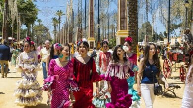 El Ayuntamiento de Sevilla propone salir vestida de flamenca por la cancelación de la Feria de Abril