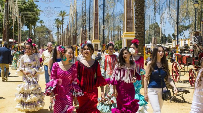 Mujeres con su traje de flamenca