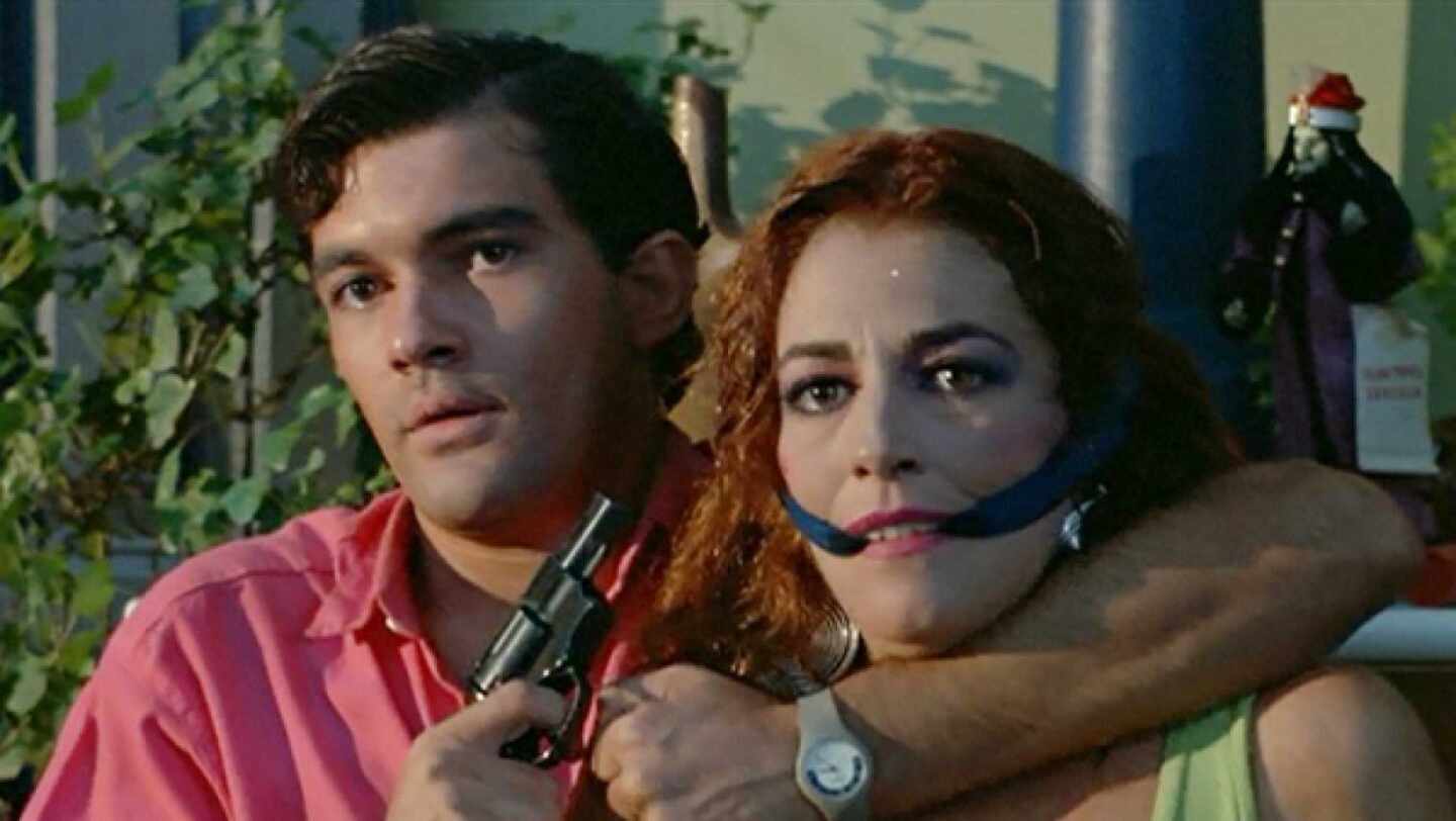 Un fotograma de 'La Ley Del Deseo' con Antonio Banderas y Carmen Maura