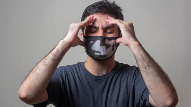 El dolor crónico, una patología invisible que el Covid-19 ha agravado (2) Una persona con dolor de cabeza