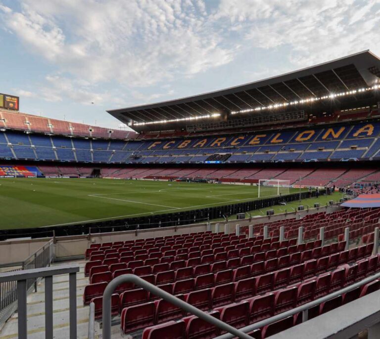 Un año sin público en los estadios de LaLiga: por qué los teatros sí y el fútbol no