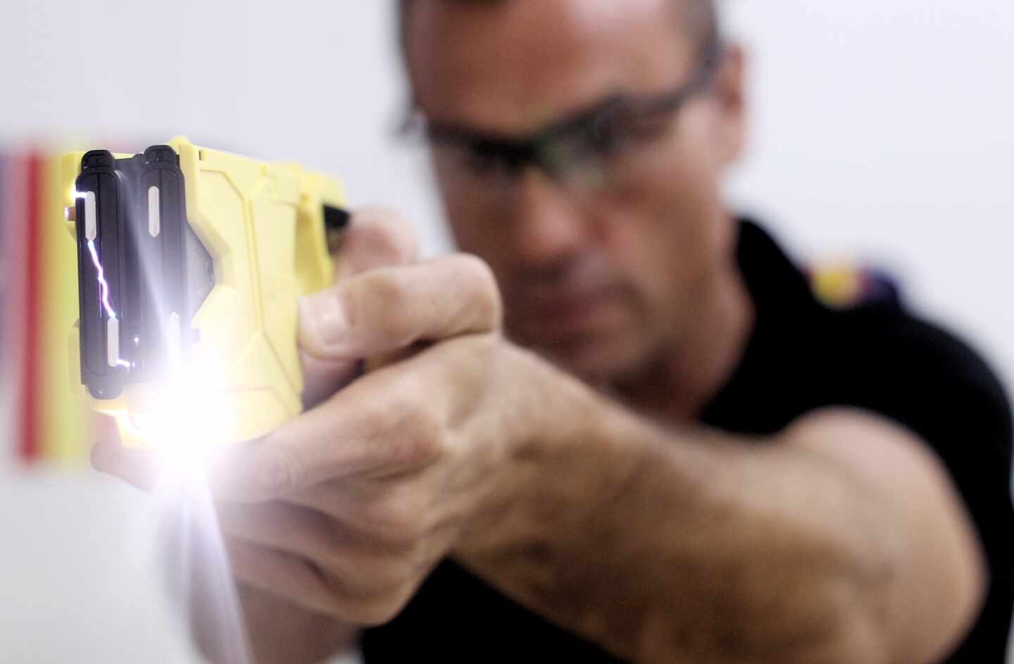 Un policía instructor, haciendo una demostración del funcionamiento de la pistola eléctrica.