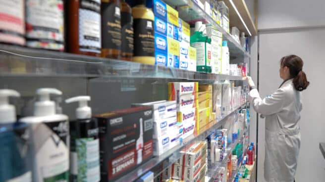 Anticonceptivos y antiinflamatorios: otros medicamentos y fármacos que conllevarían riesgo de trombosis, similar a lo que se investiga de la vacuna AstraZeneca Estante de farmacia con medicamentos, anticonceptivos y antiinflamatorios, y una profesional sanitaria