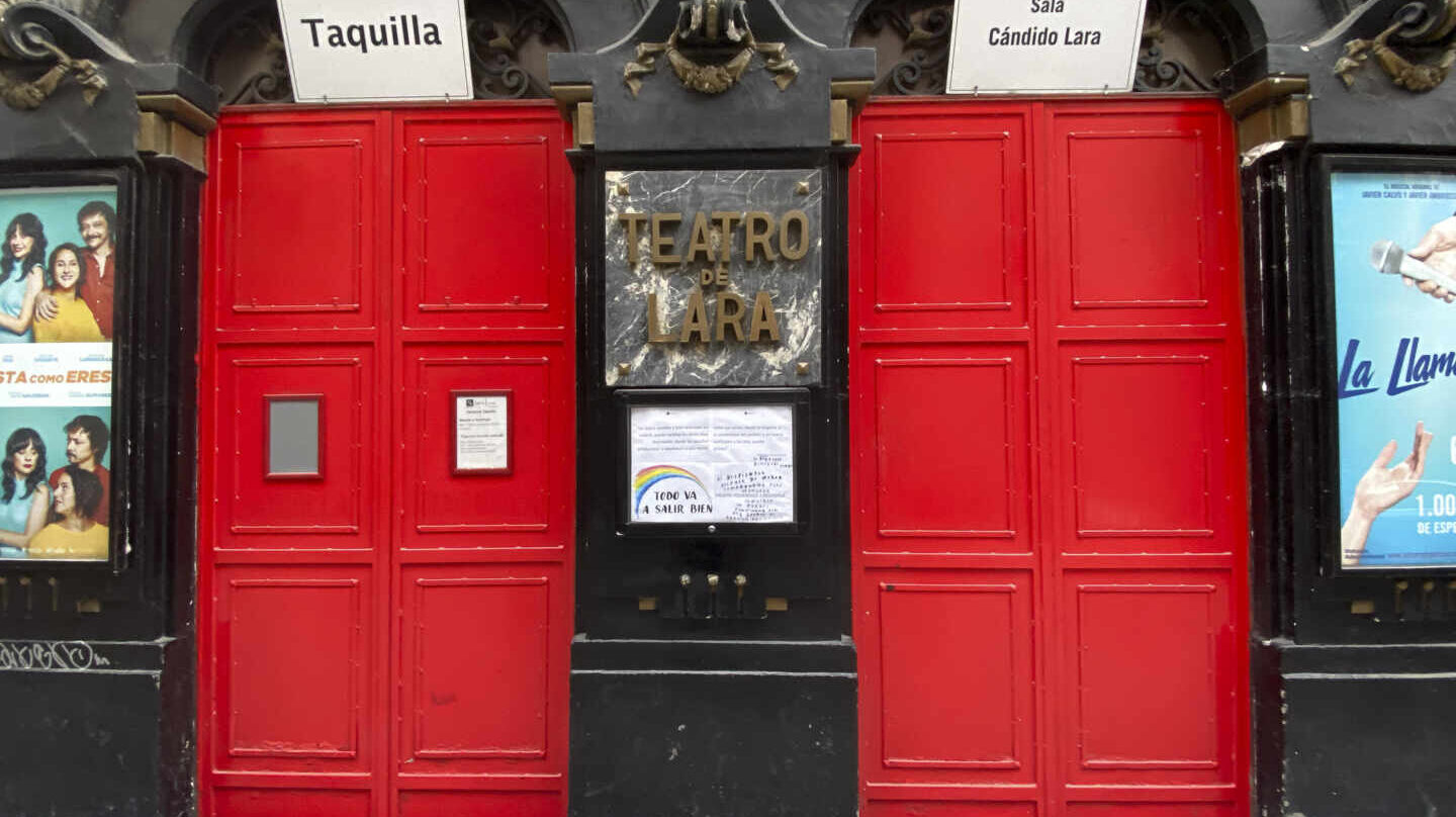 Entrada del Teatro Lara de Madrid.