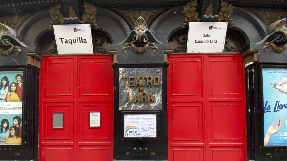 Entrada del Teatro Lara de Madrid.