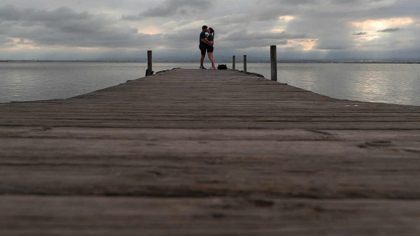 Una pareja se besa al final del embarcadero del Parque Natural de La Albufera en las inmediaciones de la localidad de El Palmar, en Valencia, Comunidad Valencia (España)