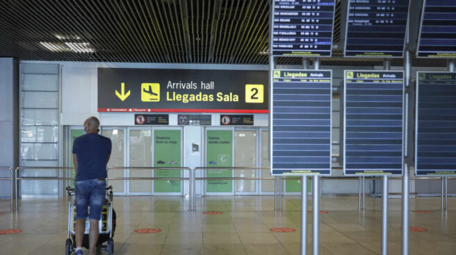 Un viajero empuja un carro de equipaje en el Aeropuerto de Barajas, en Madrid.