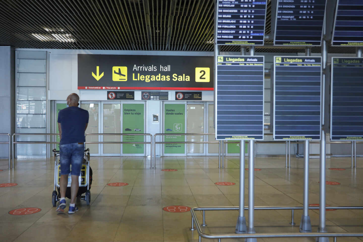 Un viajero empuja un carro de equipaje en el Aeropuerto de Barajas, en Madrid.