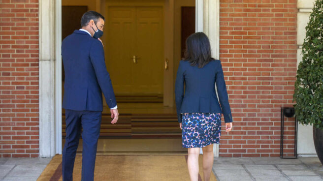 El presidente del Gobierno, Pedro Sánchez y la presidenta de Ciudadanos, Inés Arrimadas, entran en el Palacio de Moncloa