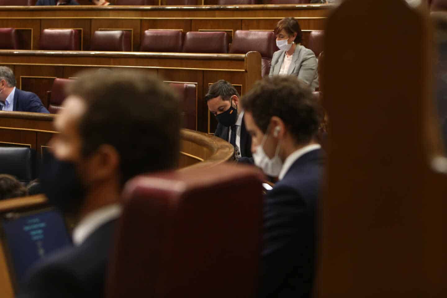 El líder del PP, Pablo Casado; su 'número dos', Teodoro García Egea; y el presidente de Vox, Santiago Abascal