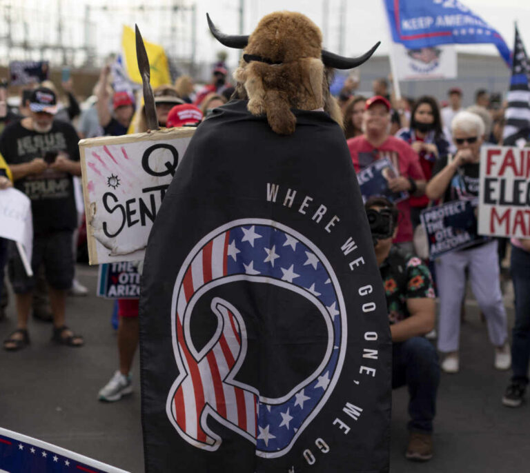 'QAnon' y la fascinación colectiva por la conspiración