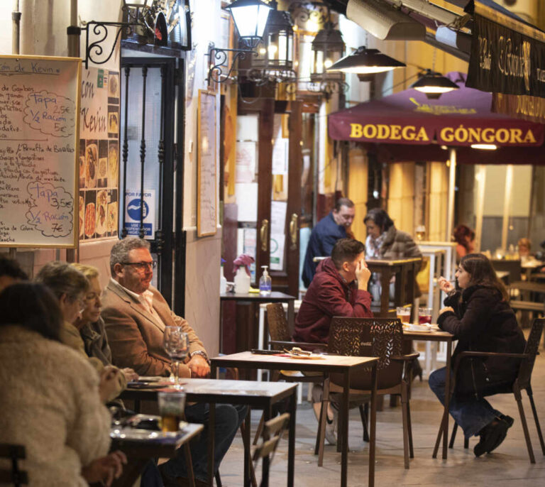 La justicia andaluza rechaza el pasaporte Covid en discotecas y bares porque incluía también a los trabajadores