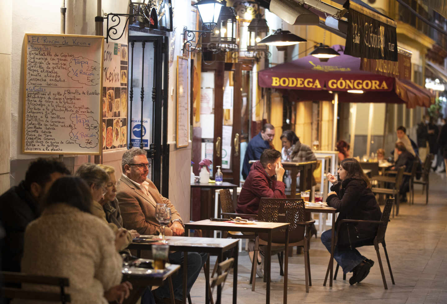 Varias personas en la terraza de un bar de Sevilla