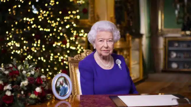 La reina de Inglaterra contesta a la entrevista de Meghan Markle y Harry