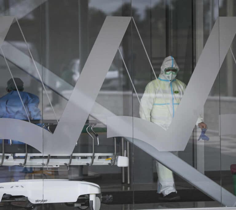 Andalucía registra por segundo día más de 1.200 casos y suma 41 muertes más