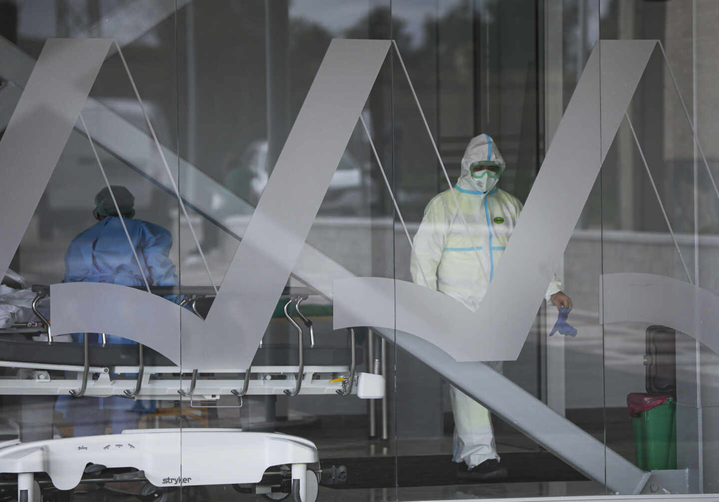 Personal sanitario con traje EPI durante el ingreso de un paciente covid-19 al nuevo Hospital de Emergencia Covid-19, en Sevilla
