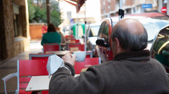 Un cliente en el pacense Bar Dani, en Badajoz, Extremadura.