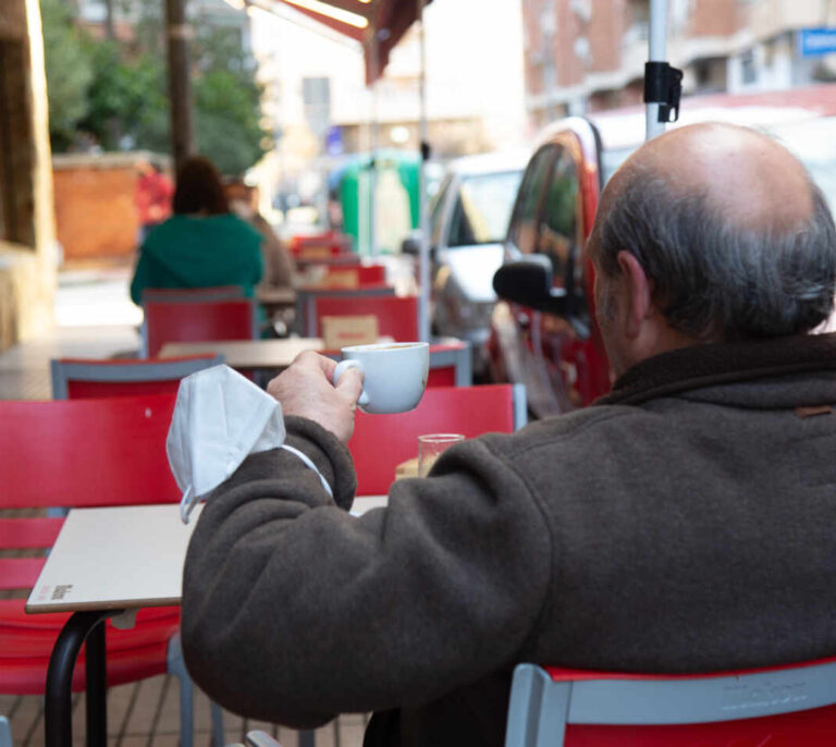 Extremadura retrasa el toque de queda a las 23 horas y amplía las reuniones a seis personas