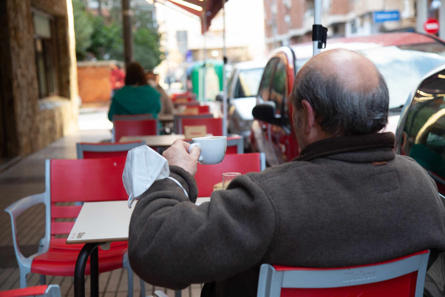 Un cliente en el pacense Bar Dani, en Badajoz, Extremadura.