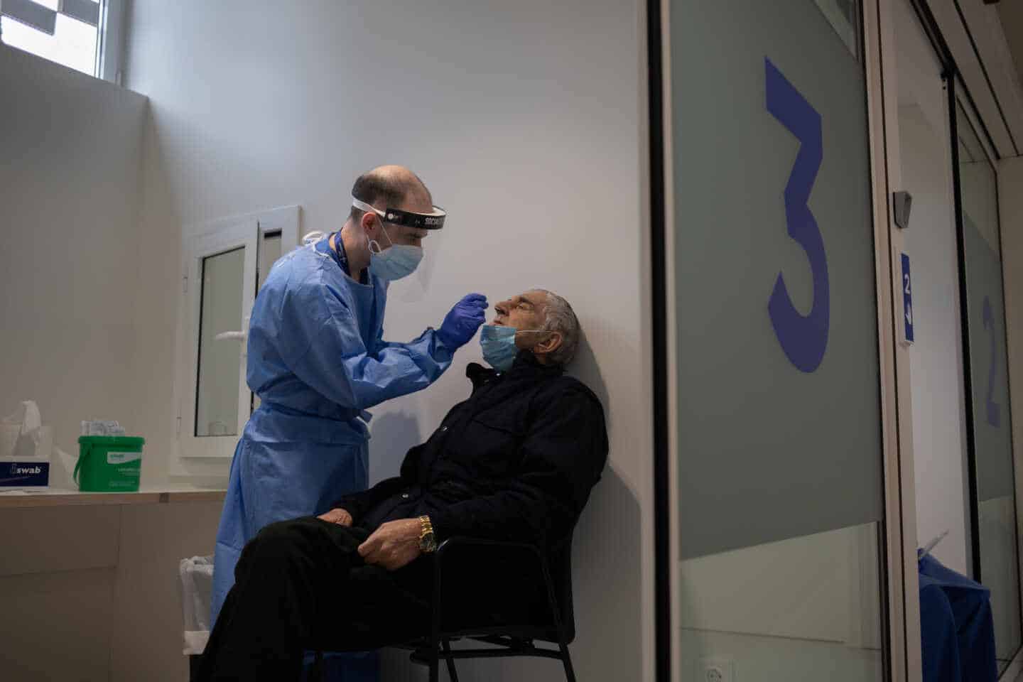 Un hombre se somete a una prueba PCR en el edificio Garbí-Vall de Hebrón, en Barcelona