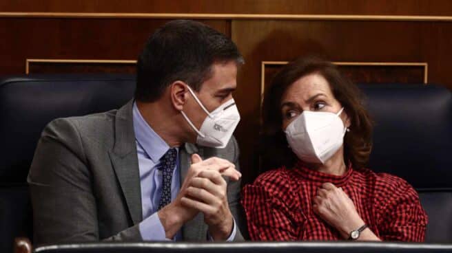 El presidente del Gobierno, Pedro Sánchez, conversa con la vicepresidenta Carmen Calvo en el Congreso de los Diputados.